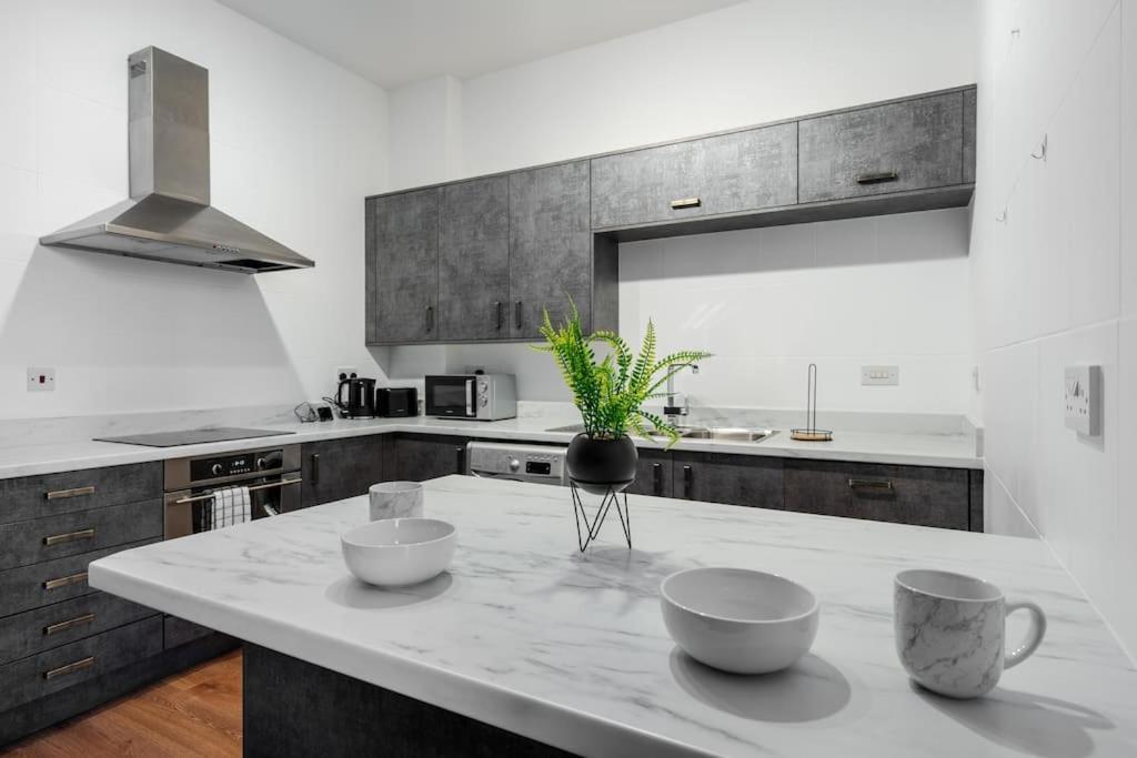 City Edge Stay With Car Park, Perfect For Contractors, Professionals, Relocators Huge Long Term Savings Liverpool Zewnętrze zdjęcie